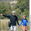 Robert Downey Jr. et son fils Indio sur une plage de Malibu le 11 juillet 2004.