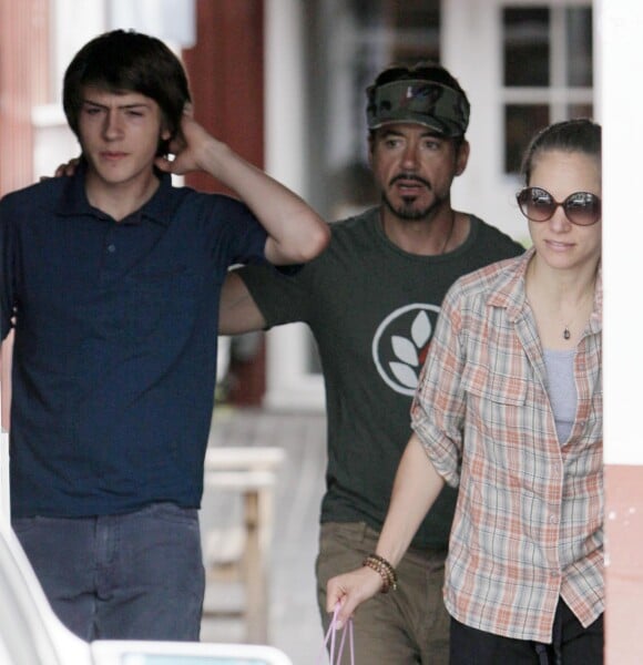 Robert Downey Jr. avec sa femme actuelle Susan Levin et son fils Indio à Brentwood, le 17 mai 2009.