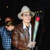 Johnny Depp et sa fiancée Amber Heard sont allés faire du shopping au magasin de livres rares Bauman sur Madison Avenue dans la soirée à New York, le 22 avril 2014, le jour de l'anniversaire d’Amber Heard. Johnny Depp a amené sa fiancée choisir un livre pour son anniversaire. Un fan a offert à l’acteur une rose destinée à Amber Heard.