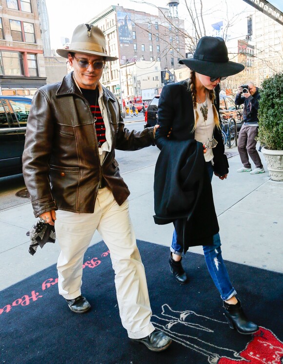 Johnny Depp et sa fiancée Amber Heard arrivent à leur hôtel à New York, le 21 avril 2014. 