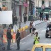Simon Baker, à vélo dans les rues de Paris, tourne une publicité pour Givenchy et son nouveau parfum pour hommes, Gentleman Only Intense. Paris, le 30 juin 2014.