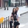 Simon Baker, à vélo dans les rues de Paris, tourne une publicité pour Givenchy et son nouveau parfum pour hommes, Gentleman Only Intense. Paris, le 30 juin 2014.