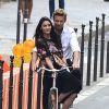 Simon Baker, séducteur à vélo sur le tournage d'une publicité pour Givenchy et son nouveau parfum pour hommes, Gentleman Only Intense. Paris, le 30 juin 2014.