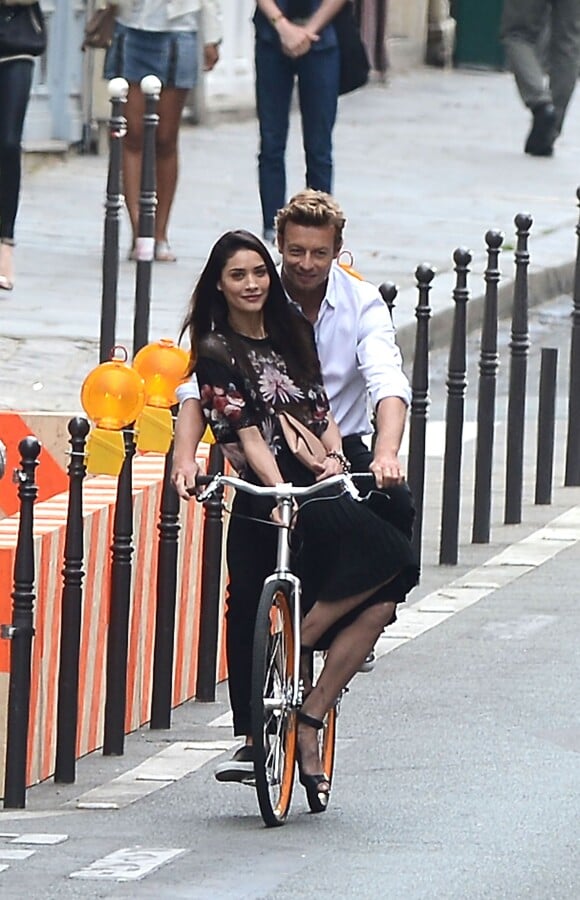 Simon Baker, séducteur à vélo sur le tournage d'une publicité pour Givenchy et son nouveau parfum pour hommes, Gentleman Only Intense. Paris, le 30 juin 2014.