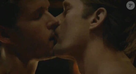 Alexander Skarsgard et Ryan Kwanten partagent une scène très hot dans la 7e saison de True Blood.