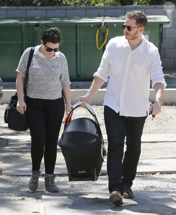 La star Ginnifer Goodwin s'est offert une sortie avec son mari Josh Dallas et leur bébé Oliver, à une fête d'anniversaire à Los Angeles, le 29 juin 2014.
