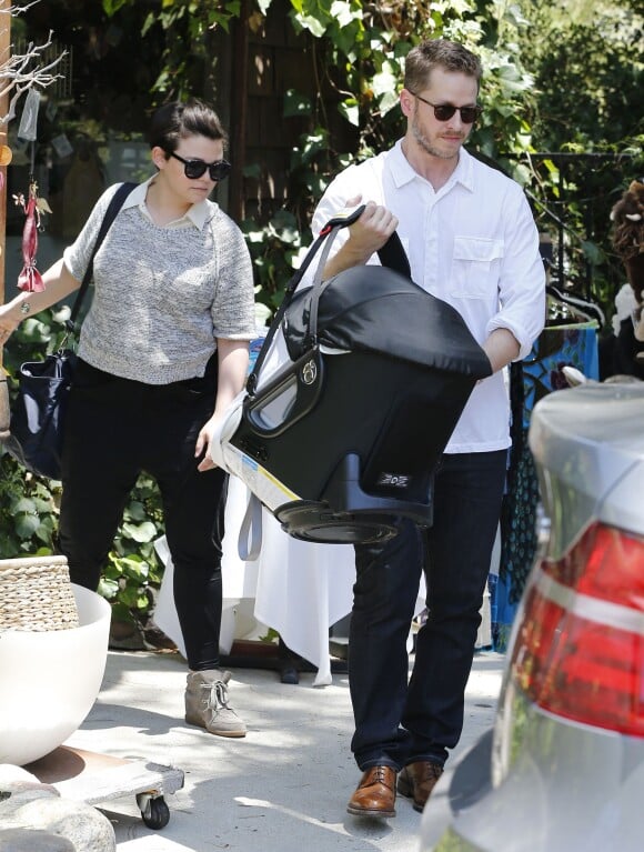 Ginnifer Goodwin s'est offert une sortie avec son mari Josh Dallas et leur bébé Oliver, à une fête d'anniversaire à Los Angeles, le 29 juin 2014.