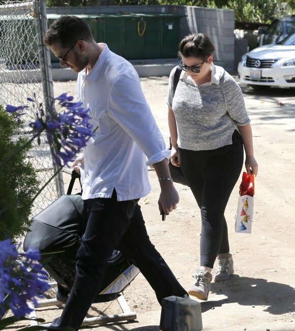 Ginnifer Goodwin s'est offert une sortie avec son mari Josh Dallas et leur bébé Oliver, à une fête d'anniversaire à Los Angeles, le 29 juin 2014.