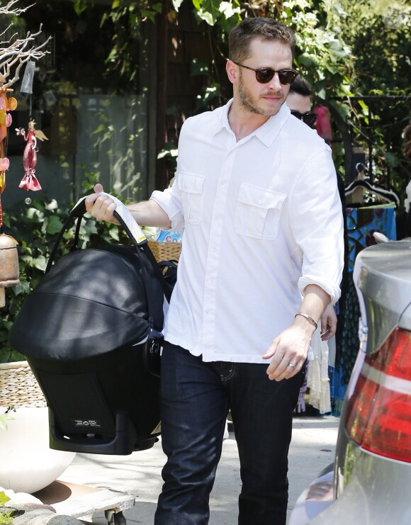Ginnifer Goodwin s'est offert une sortie avec son mari Josh Dallas et leur bébé Oliver, à une fête d'anniversaire à Los Angeles, le 29 juin 2014.