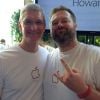 Tim Cook, avec un employé d'Apple, a participé à la gay pride de San Francisco le 29 juin 2014.