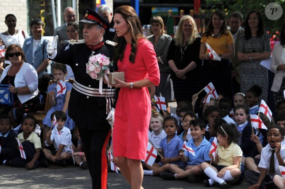 La belle Kate Middleton, la duchesse de Cambridge, visite l'école maternelle Blessed Sacrament School à Islington, bénéficiaire du programme M-PACT Plus, le 1er juillet 2014.