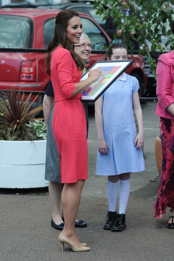 La jolie Kate Middleton, la duchesse de Cambridge, visite l'école maternelle Blessed Sacrament School à Islington, bénéficiaire du programme M-PACT Plus, le 1er juillet 2014.