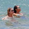 Ashley Benson et Shay Mitchell, amies complices et détendues sur une plage de Maui, à Hawaï. Le 30 juin 2014.