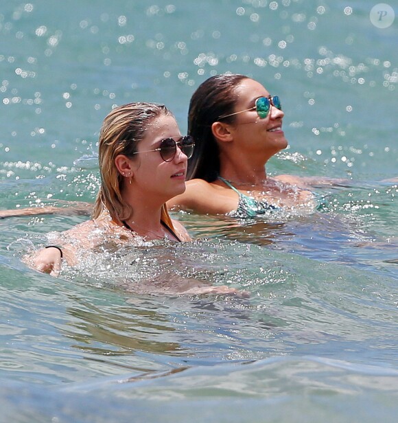 Ashley Benson et Shay Mitchell, amies complices et détendues sur une plage de Maui, à Hawaï. Le 30 juin 2014.