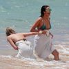 Ashley Benson et Shay Mitchell profitent des joies de la plage à Maui, à Hawaï. Le 30 juin 2014.