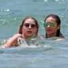 Ashley Benson et Shay Mitchell profitent des joies de la plage à Maui, à Hawaï. Le 30 juin 2014.