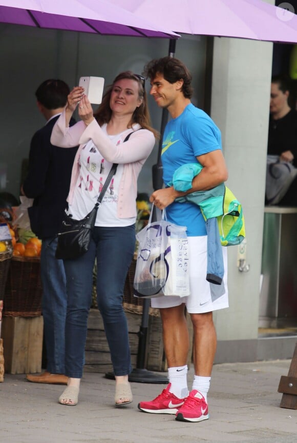 Rafael Nadal a pris le temps pour quelques photos alors qu'il achetait du champagne dans le quartier de Wimbledon, le 1er juin 2014