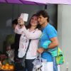 Rafael Nadal prend la pose avec ses fans après avoir acheter du champagne dans le quartier de Wimbledon, le 1er juin 2014