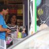 Le tennisman espagnol Rafael Nadal surpris en train d'acheter du champagne dans le quartier de Wimbledon, le 1er juin 2014