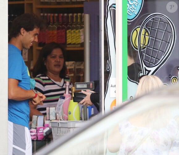 Le tennisman espagnol Rafael Nadal surpris en train d'acheter du champagne dans le quartier de Wimbledon, le 1er juin 2014