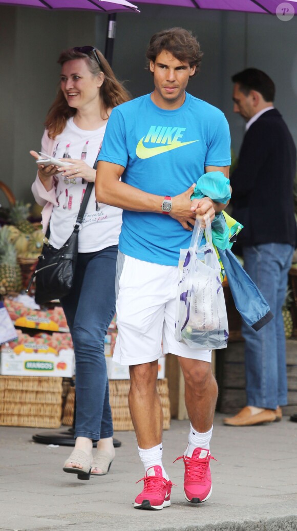 Rafael Nadal surpris en train d'acheter du champagne dans le quartier de Wimbledon, le 1er juin 2014