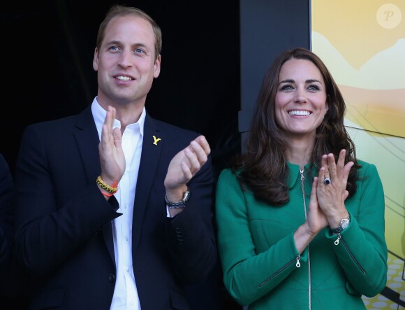 Kate Middleton et le princs William à l'arrivée de la première étape du Tour de France à Harrogate, en Angleterre, le 5 Juillet 2014.