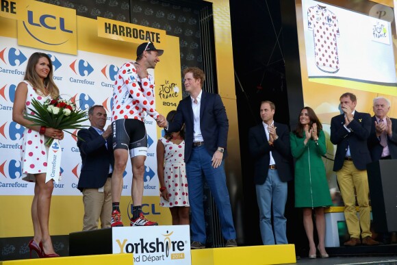 Kate Middleton et les princes William et Harry à l'arrivée de la première étape du Tour de France à Harrogate, en Angleterre, le 05 Juillet 2014. Ici avec le cycliste Jens Voigt.