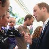 Le prince William discute avec des gens dans la foule à l'arrivée de la première étape du Tour de France à Harrogate, en Angleterre, le 5 Juillet 2014.