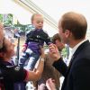 Le prince William discute avec des gens dans la foule à l'arrivée de la première étape du Tour de France à Harrogate, en Angleterre, le 5 Juillet 2014.