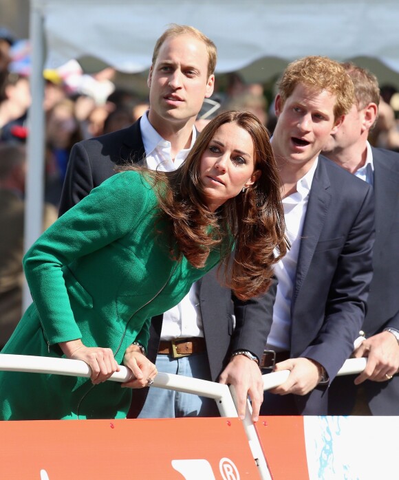 Kate Middleton, très impatiente, et les princes William et Harry à l'arrivée de la première étape du Tour de France à Harrogate, en Angleterre, le 5 Juillet 2014.