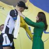 Kate Middleton à l'arrivée de la première étape du Tour de France à Harrogate en Angleterre, remet le maillot jaune à Marcel Kittel, le 5 Juillet 2014.