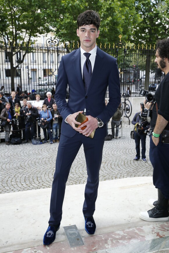 Le mannequin Tarik Lakehal arrive au Salon de la chambre de commerce et d'industrie pour assister au défilé haute couture Versace automne-hiver 2014-2015. Paris, le 6 juillet 2014.