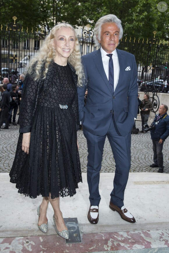 Francesca Sozzani et Giancarlo Giammetti arrivent au Salon de la chambre de commerce et d'industrie pour assister au défilé haute couture Versace automne-hiver 2014-2015. Paris, le 6 juillet 2014.