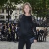 Elisabeth Von Guttman enceinte, (System, Ever Manifesto) arrive au Salon de la chambre de commerce et d'industrie pour assister au défilé haute couture Versace automne-hiver 2014-2015. Paris, le 6 juillet 2014.
