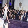 Jennifer Lopez au premier rang du défilé haute couture Versace automne-hiver 2014-2015 au Salon de la chambre du commerce et d'industrie. Paris, le 6 juillet 2014.