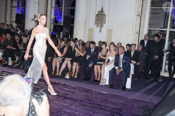 Jennifer Lopez au premier rang du défilé haute couture Versace automne-hiver 2014-2015 au Salon de la chambre du commerce et d'industrie. Paris, le 6 juillet 2014.
