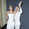 Jennifer Lopez et Donatella Versace dans les coulisses du défilé haute couture Versace automne-hiver 2014-2015, au Salon de la chambre de commerce et d'industrie. Paris, le 6 juillet 2014.