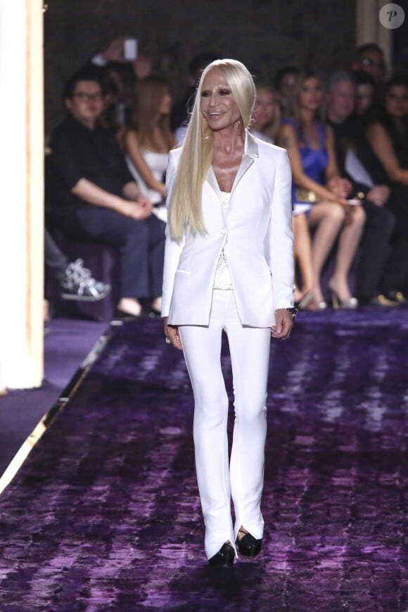 Donatella Versace salue ses invités à l'issue du défilé haute couture Versace automne-hiver 2014-2015. Paris, le 6 juillet 2014.