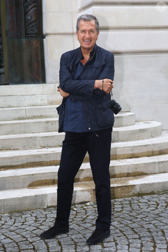 Mario Testino arrive au Salon de la chambre de commerce et d'industrie pour assister au défilé haute couture Versace automne-hiver 2014-2015. Paris, le 6 juillet 2014.