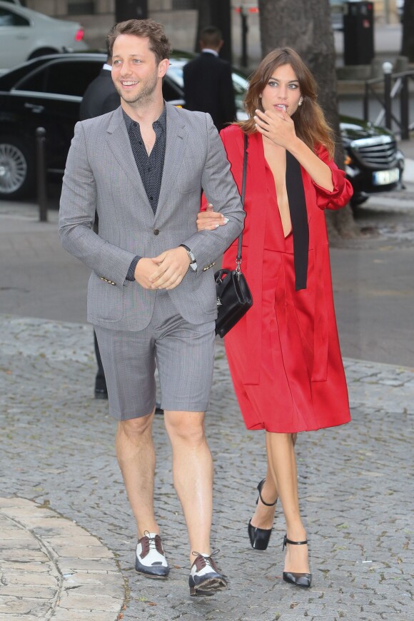 L'auteur et journaliste Derek Blasberg et Alexa Chung arrivent au Palais d'Iéna pour assister au défilé Miu Miu croisière 2015. Paris, le 5 juillet 2014.