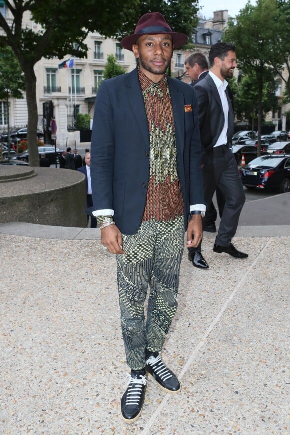 Yasiin Bey (Mos Def) arrive au Palais d'Iéna pour assister au défilé Miu Miu croisière 2015. Paris, le 5 juillet 2014.