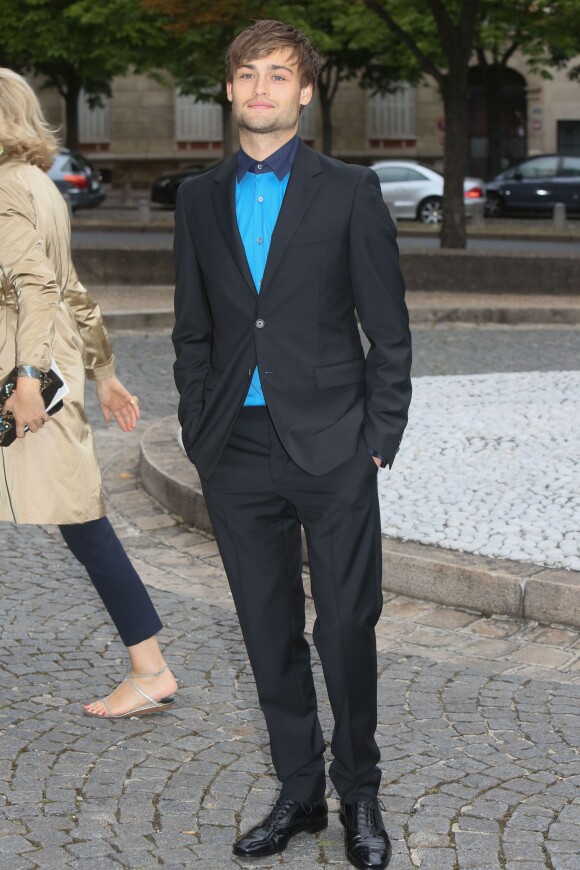 Douglas Booth arrive au Palais d'Iéna pour assister au défilé Miu Miu croisière 2015. Paris, le 5 juillet 2014.