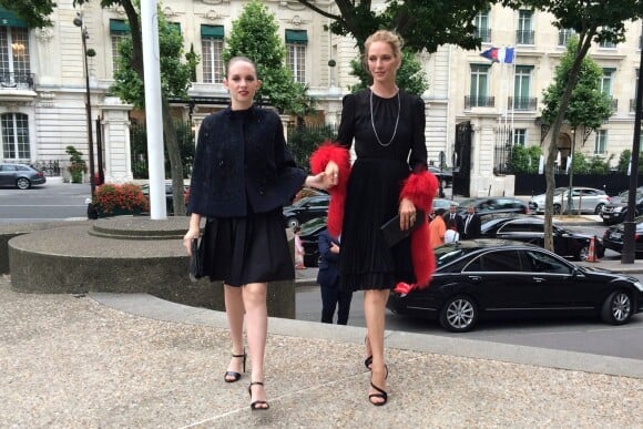 Maya Hawke et Uma Thurman arrivent au Palais d'Iéna pour assister au défilé Miu Miu croisière 2015. Paris, le 5 juillet 2014.