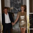 Charlize Theron et son compagnon, l'acteur américain Sean Penn, se sont rendus chez Dior, avenue Montaigne, avant d'aller assister au défilé de la maison le 7 juillet 2014