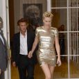 Charlize Theron et son compagnon Sean Penn se sont rendus chez Dior, avenue Montaigne, avant d'aller assister au défilé de la maison le 7 juillet 2014