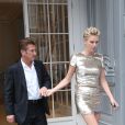 Sean Penn et sa compagne Charlize Theron sortent du showroom Christian Dior à Paris, le 7 juillet 2014.