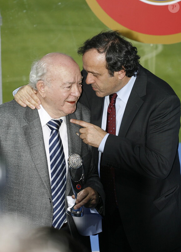 Alfredo Di Stéfano et le président de l'UEFA Michel Platini lors d'une cérémonie hommage à la star argentine au stade Santiago Bernabeu le 17 février 2008 à Madrid