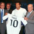  Luis Figo entour&eacute; de Florentino P&eacute;rez et Alfredo Di St&eacute;fano, le 24 juillet 2000 &agrave; Madrid 