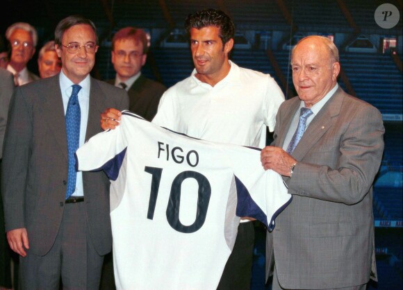 Luis Figo entouré de Florentino Pérez et Alfredo Di Stéfano, le 24 juillet 2000 à Madrid