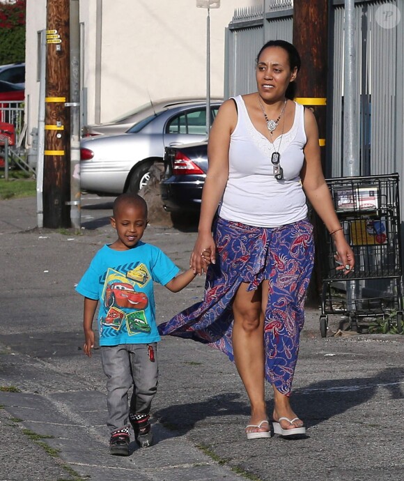 Exclusif - Alexsandra Wright, l'ancienne maîtresse de Mathew Knowles (le père de Beyoncé) et son fils Nixon sont forcés de quitter leur maison et se retrouvent à la rue. Los Angeles, le 28 mars 2014.